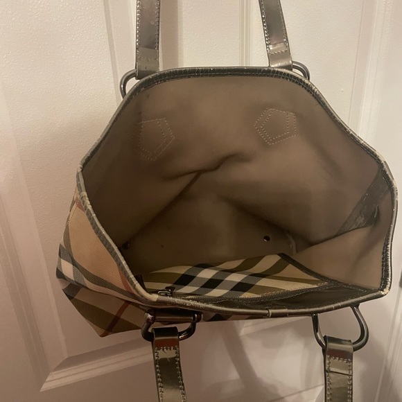 Burberry purse- like new condition - Picture 2 of 2